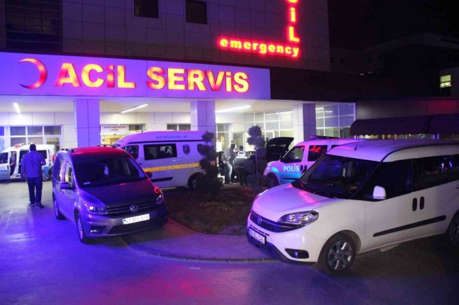 Otomobilinin İçinde Vuruldu, Kendi İmkanlarıyla Hastaneye Gitti
