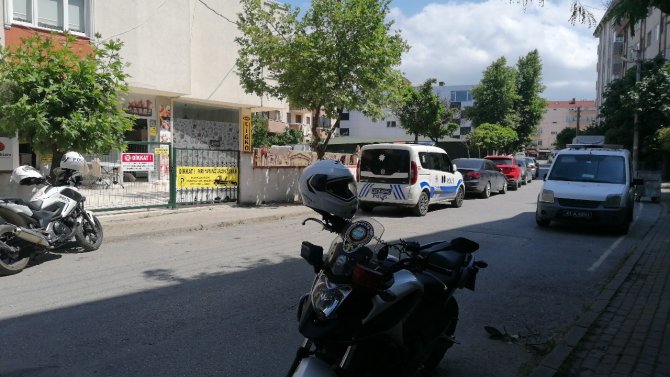 Evinde Silahla Vurulmuş Halde Bulundu