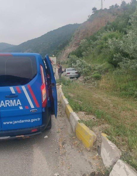 Kontrolden Çıkan Otomobil Beton Bariyerlere Çarptı, 2 Kişi Yaralandı