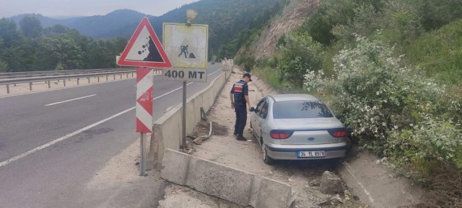 Kontrolden Çıkan Otomobil Beton Bariyerlere Çarptı, 2 Kişi Yaralandı