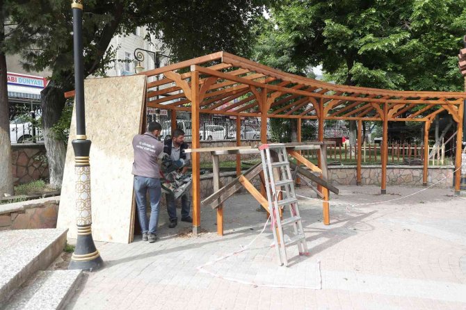 Küçük Park’a Yeni Pergola