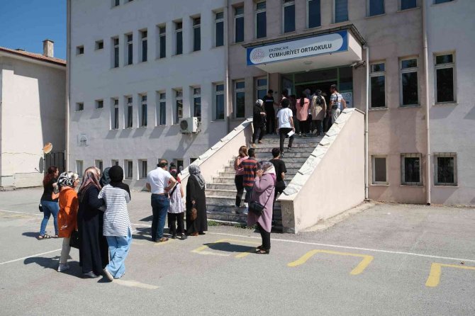 4 Dakika Geç Kaldı, Yks’ye Giremedi