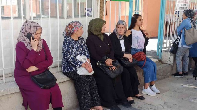 İ̇ki Dakika İle Sınavı Kaçırdı Gözyaşlarına Boğuldu