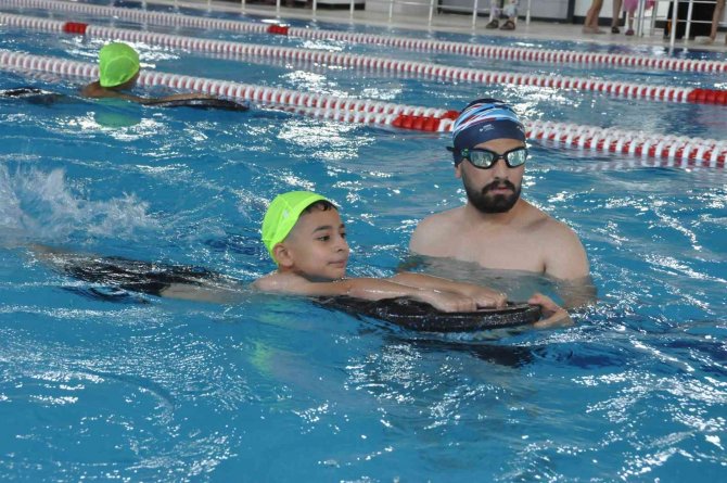 Mardin’de Öğrencilerin Karne Hediyesi Yüzme Öğrenmek