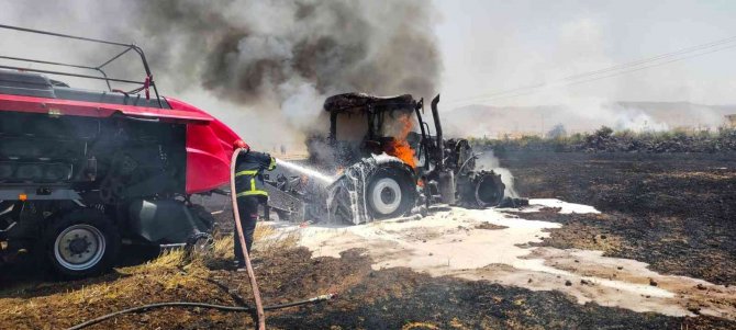 Traktörle Birlikte Tarla Da Yandı