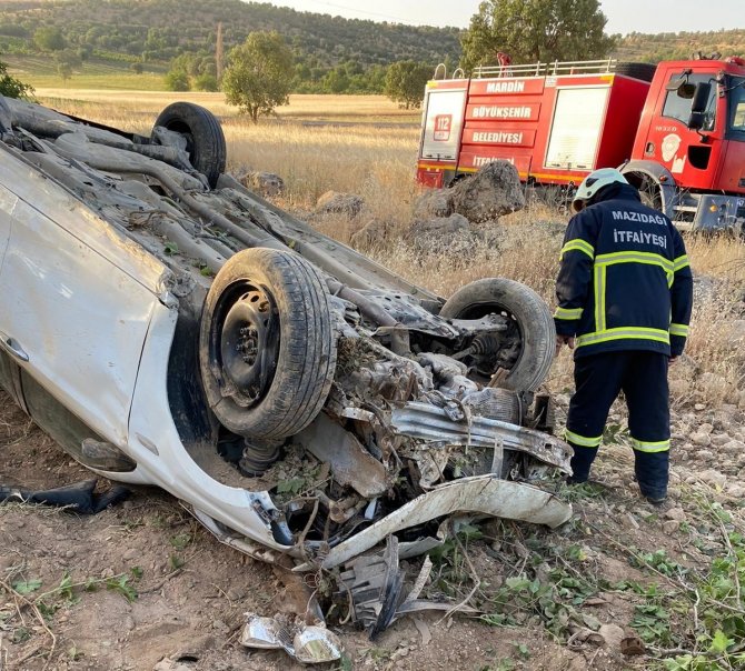 Mardin’de Otomobil Şarampole Yuvarlandı: 2 Yaralı