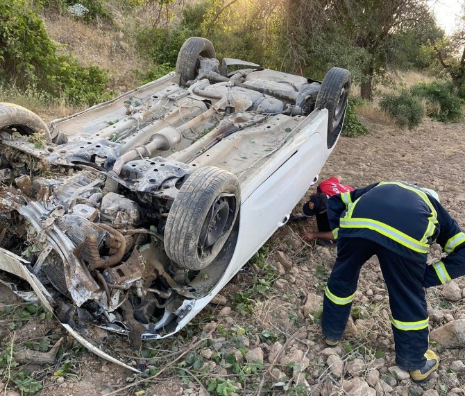 Mardin’de Otomobil Şarampole Yuvarlandı: 2 Yaralı
