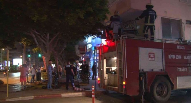 Berber Dükkanındaki Yangın Apartman Sakinlerini Sokağa Döktü