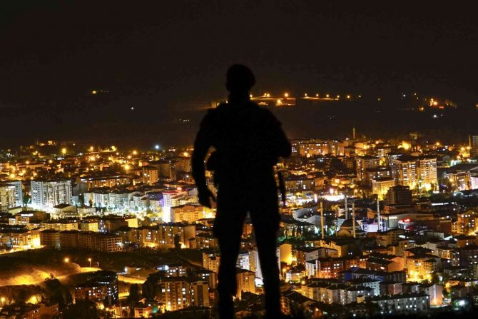 Muş’ta Aya Yansıyan Pöh Silüeti Dosta Güven, Düşmana Korku Salıyor