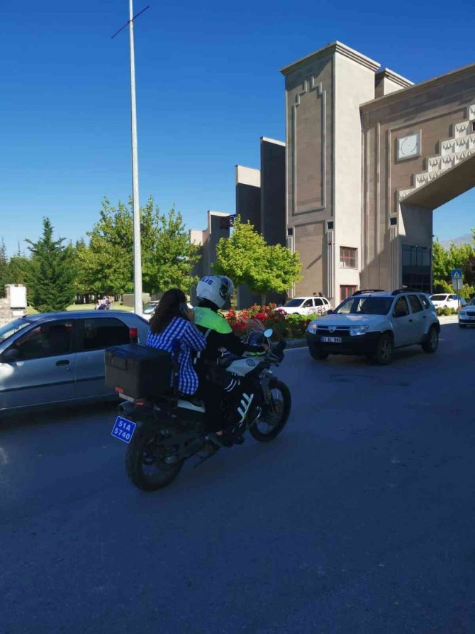 Geç Kalan Öğrencinin Yardımına Polis Koştu