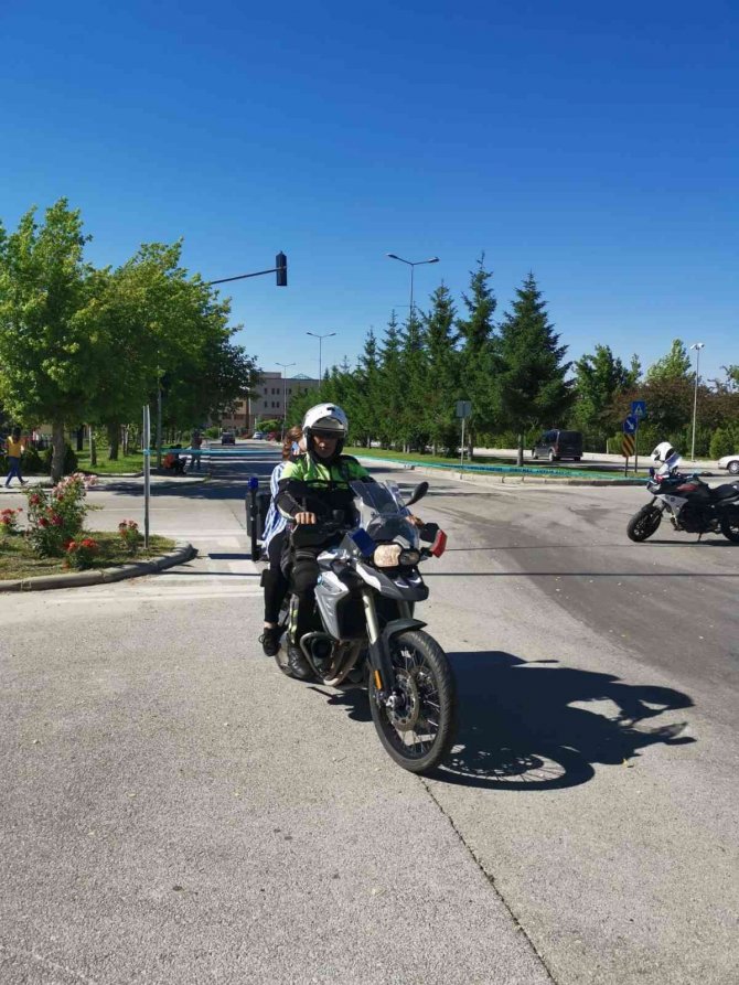 Geç Kalan Öğrencinin Yardımına Polis Koştu