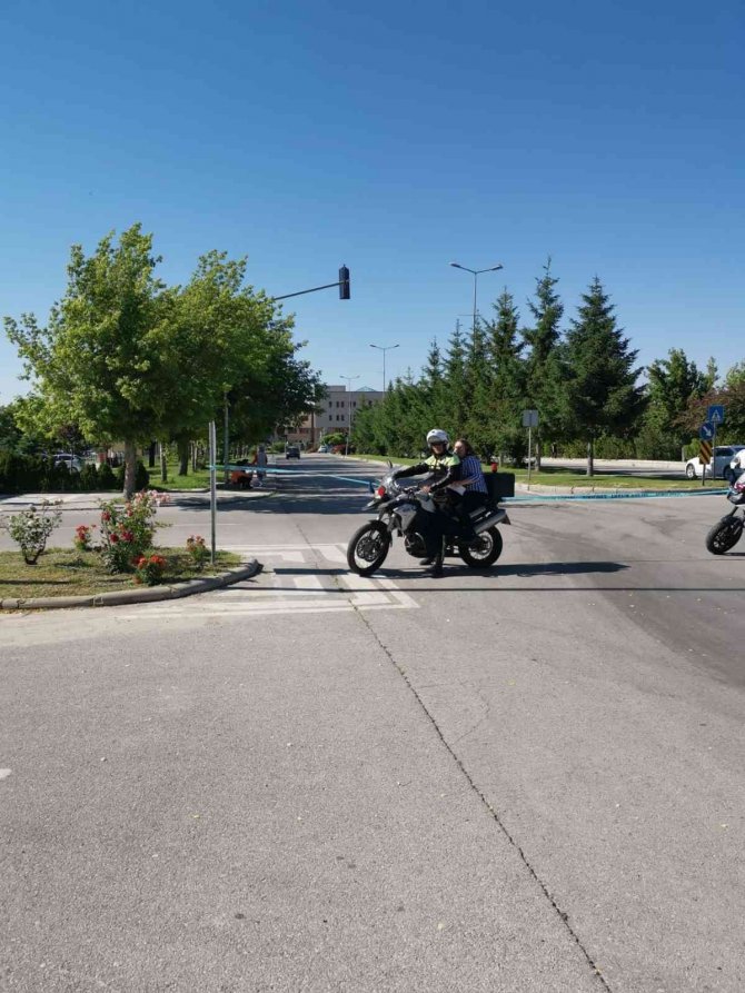 Geç Kalan Öğrencinin Yardımına Polis Koştu