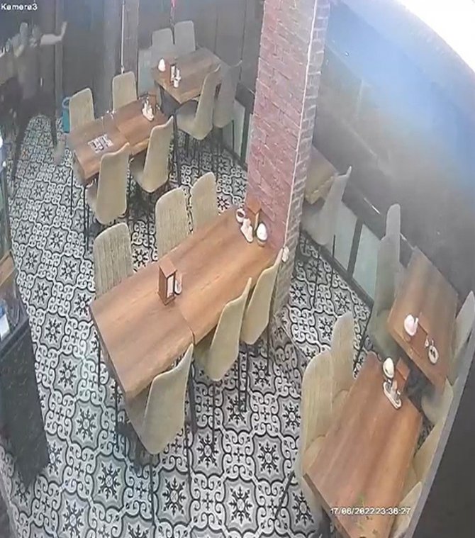 Sultangazi’de Kebapçının Tavanı Çöktü, Çalışanlar Canını Zor Kurtardı