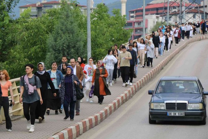 Kimi Kimliğini, Kimi Giriş Belgesini Unuttu