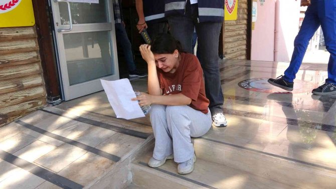 Kimliğini Unutan Kız Öğrenci Gözyaşlarına Boğuldu