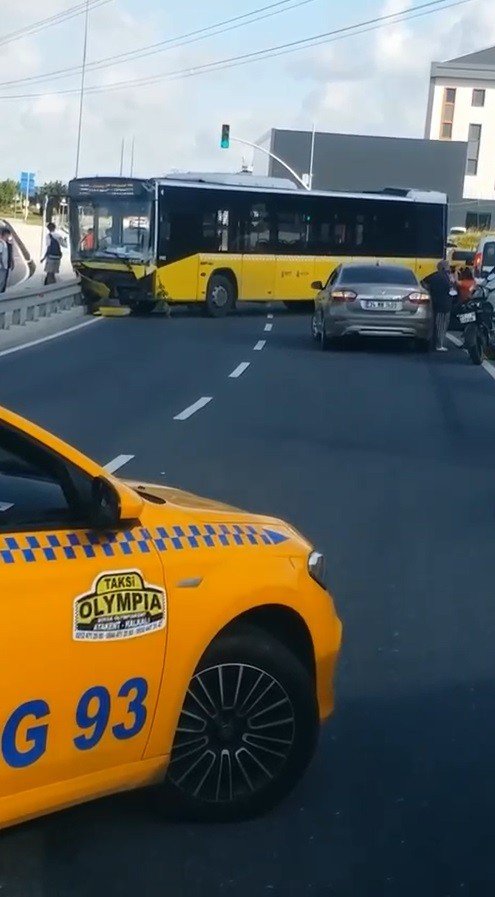 İ̇ett Peronundan Kayan Otobüs, Yoldaki Otomobile Çarparak Durdu