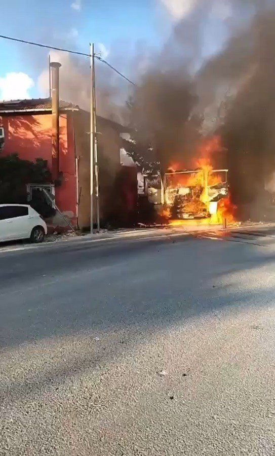 Park Halindeki Tır Alev Topuna Döndü, Lastikler Bomba Gibi Patladı