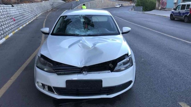 Kartal’da Yolun Karşısına Geçmeye Çalışan Kadına Araba Çarptı