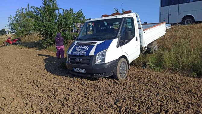 Otomobil Park Halindeki Kamyonete Çarptı: 1 Ölü, 1 Yaralı