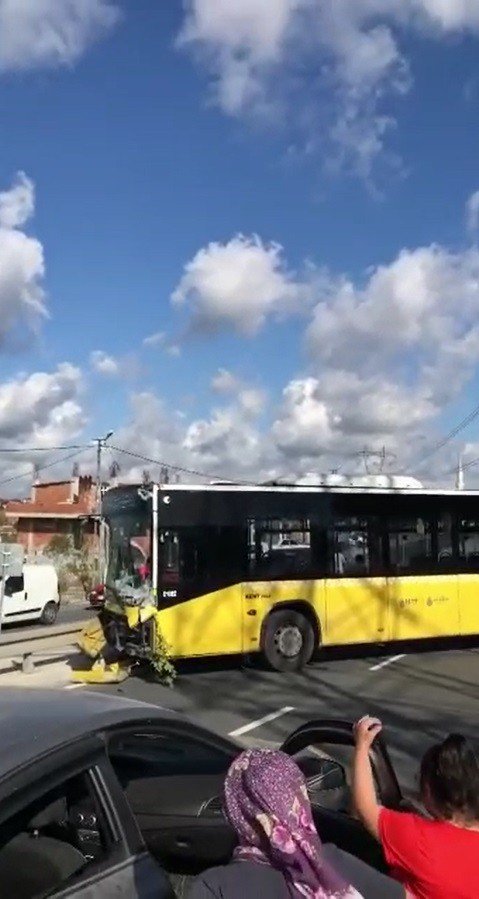 İ̇ett Peronundan Kayan Otobüs, Yoldaki Otomobile Çarparak Durdu