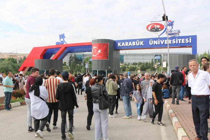 Kimi Kimliğini, Kimi Giriş Belgesini Unuttu