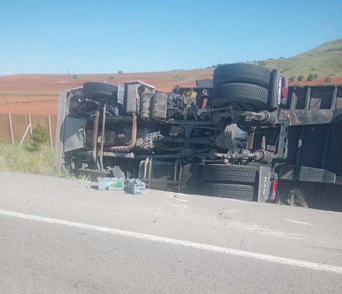 Temizlik Malzemesi Yüklü Tır Devrildi;1 Yaralı