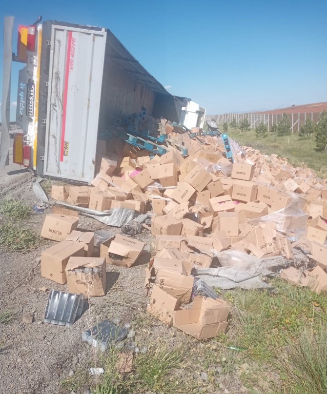 Temizlik Malzemesi Yüklü Tır Devrildi;1 Yaralı