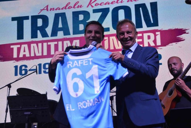 Rafet El Roman, Trabzonspor İçin Bestelediği Şarkıyı İlk Kez Konserinde Söyledi