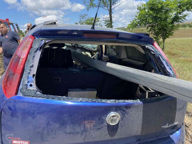 Tuzla’da Otomobil Bariyerlere Ok Gibi Saplandı: 1 Yaralı