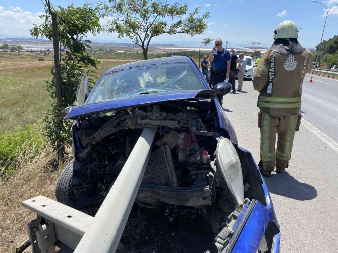 Tuzla’da Otomobil Bariyerlere Ok Gibi Saplandı: 1 Yaralı