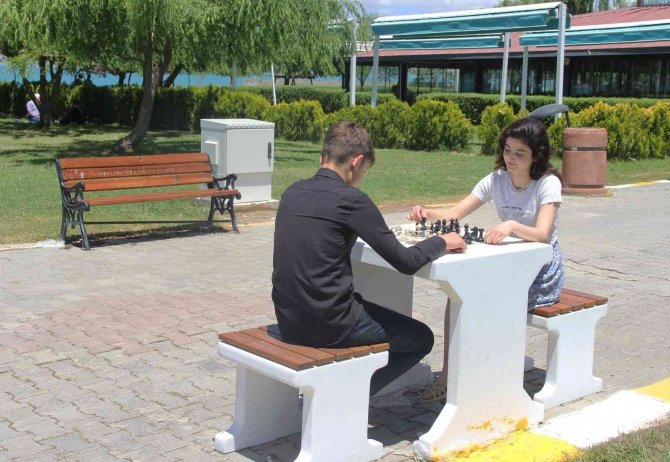 Van’daki Parklara Masa Tenisi Ve Satranç Masaları Kurdu