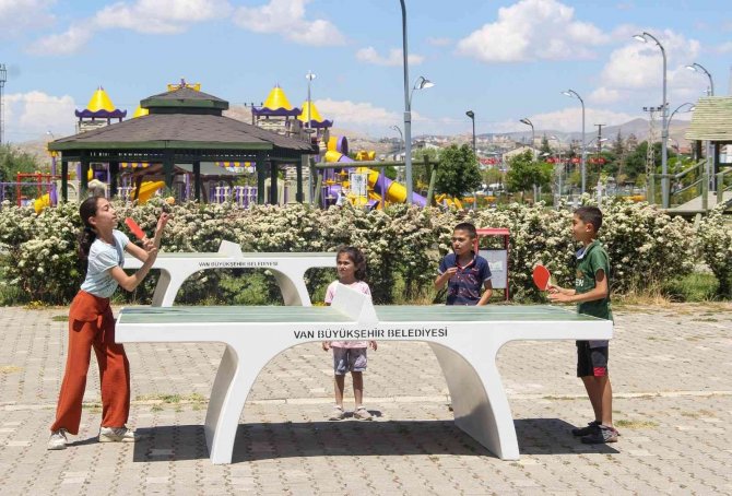 Van’daki Parklara Masa Tenisi Ve Satranç Masaları Kurdu