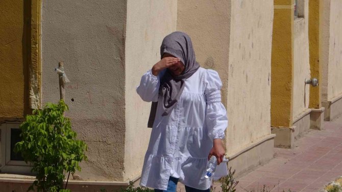 Sınava Alınmayan Öğrenci Annesiyle Şansını Tekrar Denedi