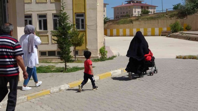 Sınava Alınmayan Öğrenci Annesiyle Şansını Tekrar Denedi