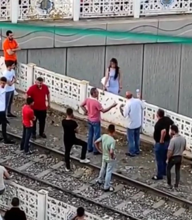 Köprüye Çıkan Genç Kızı Kurtarmak İstedi, Kollarından Kayıp Gitti
