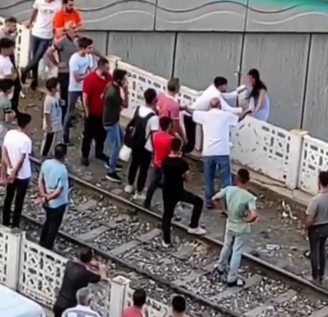 Köprüye Çıkan Genç Kızı Kurtarmak İstedi, Kollarından Kayıp Gitti