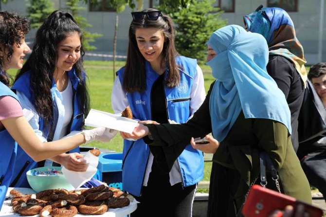 Yks Öncesi Öğrencilere Çay Ve Simit İkramı