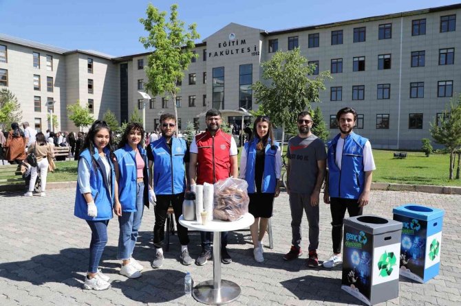 Yks Öncesi Öğrencilere Çay Ve Simit İkramı