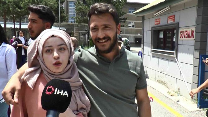 Adaylar Salonda, Yakınları Okul Önlerinde Ter Döktü