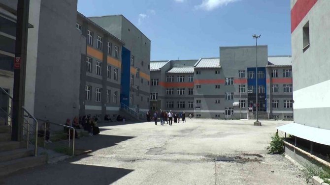 Adaylar Salonda, Yakınları Okul Önlerinde Ter Döktü