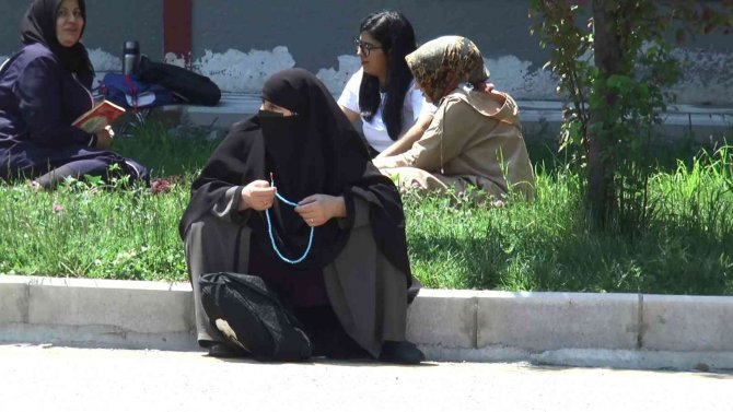 Adaylar Salonda, Yakınları Okul Önlerinde Ter Döktü