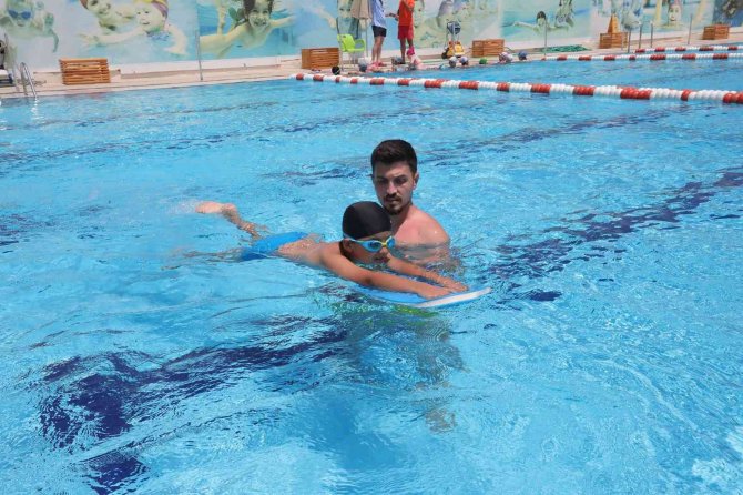 Bayraklı’da Yüzme Kursu Başladı