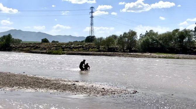 Murat Nehri’nde Mahsur Kalan Çocuğun Yardımına Vatandaş Yetişti