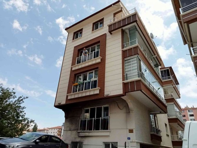 Eşine Sinirlenerek Yaktığı Ev Küle Döndü