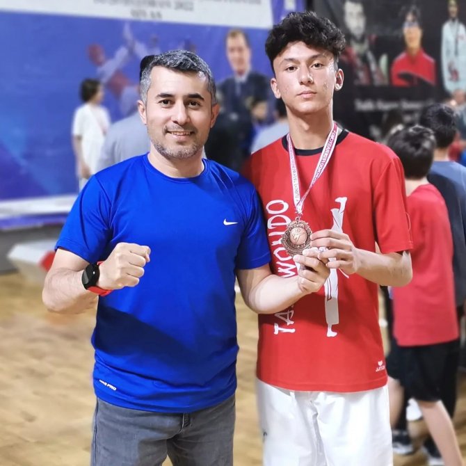 Ayvalıklı Mehmet Kerim Öztürk Tekvandoda Türkiye Üçüncüsü Oldu