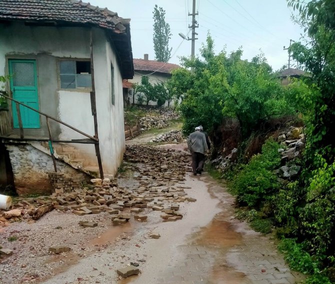 Aslanapa’da Sağanak Yağış Sonrası Oluşan Sel Ve Dolu, Ekili Alanlarda Zarara Yol Açtı
