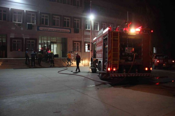 Çocukların Çakmakla Oyunu Okulu Yaktı, O Anlar Kameraya Yansıdı