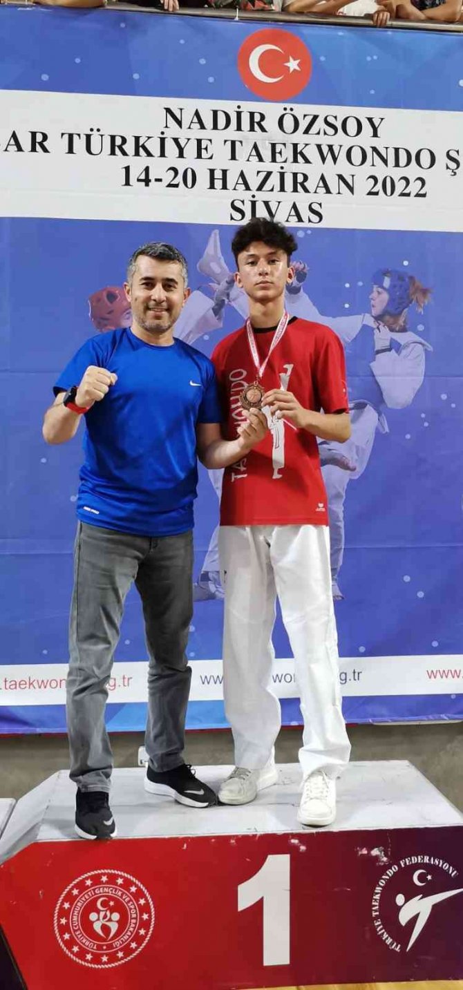 Ayvalıklı Mehmet Kerim Öztürk Tekvandoda Türkiye Üçüncüsü Oldu