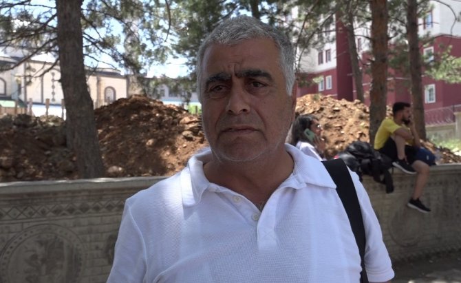 Çocuğunu Okul Kapısında Bekleyen Baba, “Bugün De Babalar Günü İnşallah Bize Güzel Bir Hediye Verecekler”