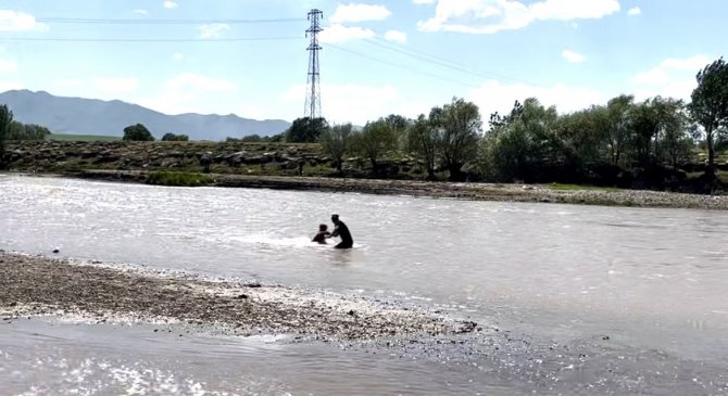Murat Nehri’nde Mahsur Kalan Çocuğun Yardımına Vatandaş Yetişti